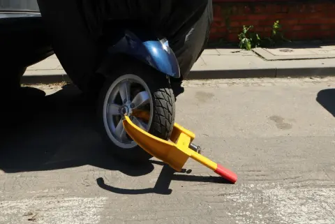 自宅の敷地（ガレージ前）に勝手にバイクを停められました。怒りで鍵をかけて動かせなくしたり、タイヤにロックをかけたりして「ロック解除料2万円」を請求するのはNG行為でしょうか？