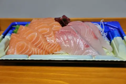 スーパーで値引きシール付きの刺身を買い、帰宅後に消費期限が当日だと気づきました。生鮮食品の場合でも、返品することは可能でしょうか？