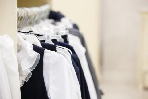 子どもの発表会用に借りた衣装へ飲み物をこぼしてしまい、返却時にクリーニング代を請求されました。レンタル料金を払っていても、汚した分は別に負担しなければいけないのでしょうか？