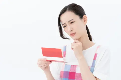 父が亡くなって半年。母のクレジットカード明細を確認すると、空き家になった実家の「NHK受信料」が今も請求されていました。契約は父名義ですが、誰も住んでいなかった期間の分は返金してもらえるのでしょうか？