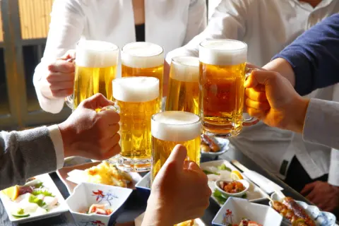 職場の送別会を欠席したら、参加しなくても記念品代を出すのが常識と言われました。断るのは失礼にあたるのでしょうか？