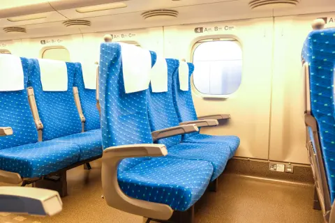妻に“結婚30周年記念”に「新幹線の完全個室での旅行」を提案したら「2人で4万円のグリーン車で十分」と言われました…新しい「Supreme Class」ですし、記念に払う価値はありますよね？
