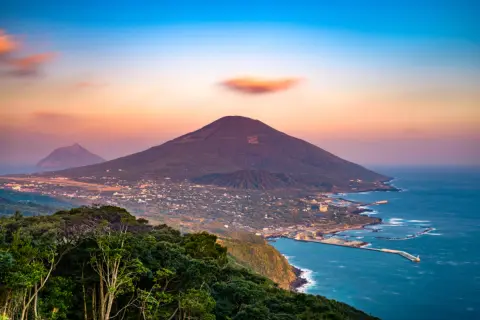 自然豊かな「八丈島」で子育てしたいわが家。子ども1人との親子留学で支援金「200万円」がもらえるって本当？ 「親子留学型離島留学」はどんな家庭が対象？