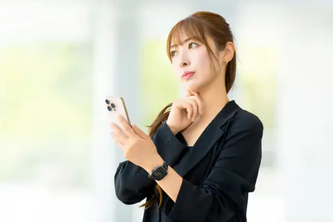 スマホは「4～5年」使い続ける私。機種変更で「実質半額」の端末購入プログラムを勧められましたが、2年後には返却が必要とのこと…。普通に購入するのと、どちらが節約になるのでしょうか？