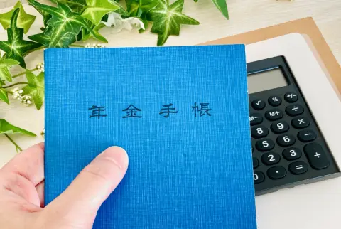 地元・青森県で働き続けた私と、若いころに上京し神奈川県で就職した友人。受け取れる厚生年金には「月4万円」ほどの差があるようです…。ここまで差が出るのはなぜ？ 働いていた地域によって、年金額は変わるのでしょうか？