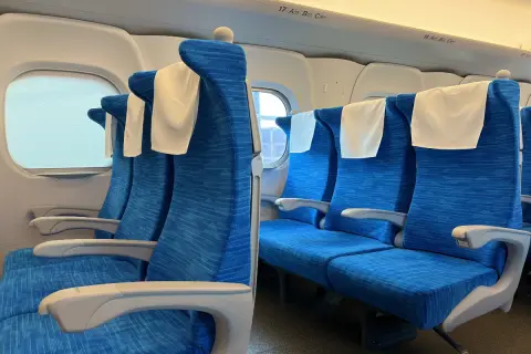 家族4人で新幹線に乗車。「幼児1人」を膝の上に乗せ、2人分の座席を回転させたら注意されました…。幼児は「無料」のはずなのに、4席分取らないとダメだったのでしょうか？