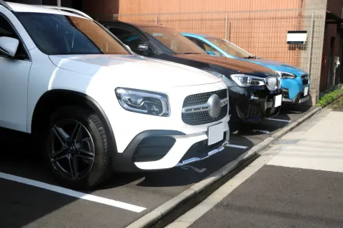 駐車場で隣の車に接触。「傷が見えないし警察は呼ばなくていい」と夫に言われ、そのまま帰宅…。ところが後日、警察から連絡が！ 相手からは「30万円」の賠償金を請求されたけど、これってどう対処するべきだった？