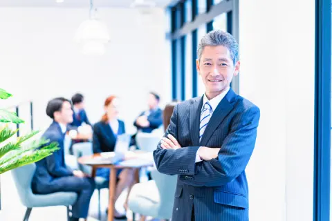国家公務員の友人は「年金がもらえるまでは月給20万円でも働かないと」とぼやいています。民間企業勤めの私も月給「16万円」で再雇用予定ですが、定年後も「官民格差」はあるんでしょうか？