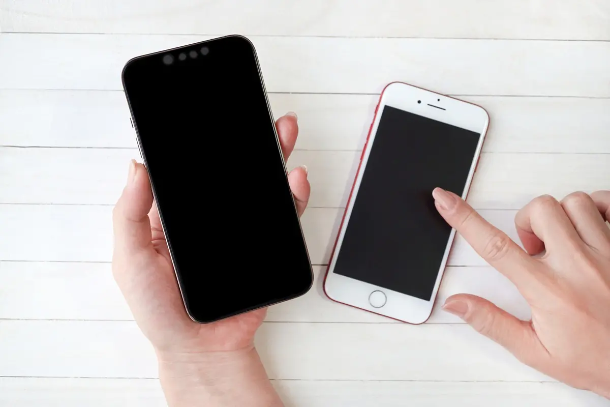 「スマホは2～3年で買い替える私」vs「5年以上使う夫」。長く使うほど端末代は節約できそうですが、買い替え時期は“安さ”だけで決めてよいのでしょうか？