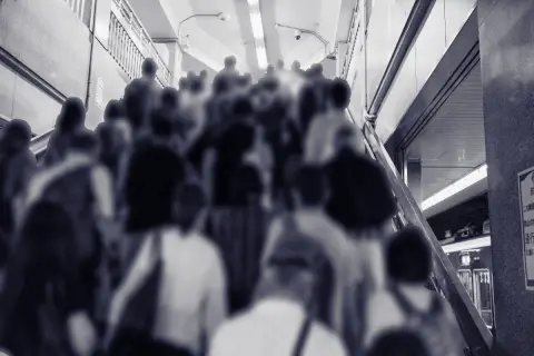夫は朝の通勤で「410円」の京王ライナーを毎回利用。「座って行けるなら安い」と言いますが、年間では約「10万円」に…。通勤の“快適さ”にそこまでお金をかける価値はあるのでしょうか？