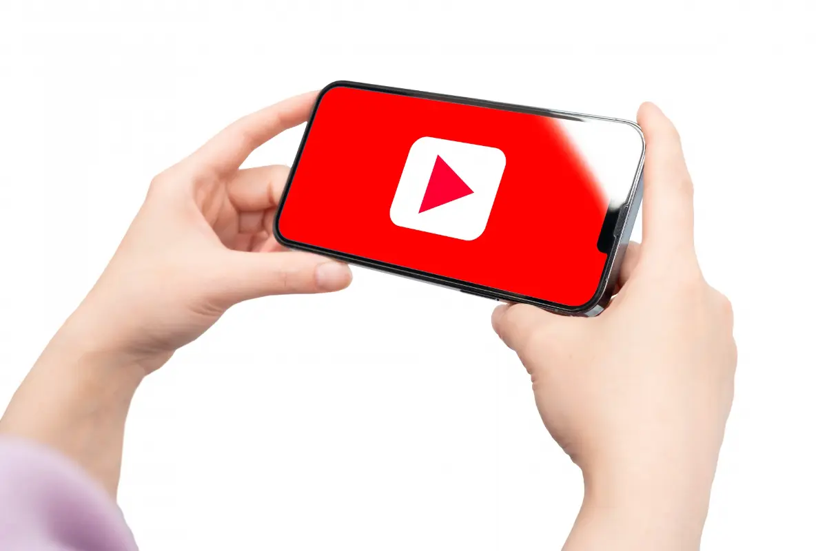 息子が「広告なしで見たい」と“YouTube Premium”への課金を検討中。無料でも見られるサービスに年間「1万円以上」を払う価値はあるのでしょうか？