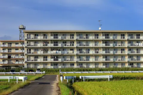 10年住んだ都営住宅から退去します。「保証金を払っているから修繕費はかからない」と夫は言いますが、壁や床の傷があれば別に請求されるのでしょうか？
