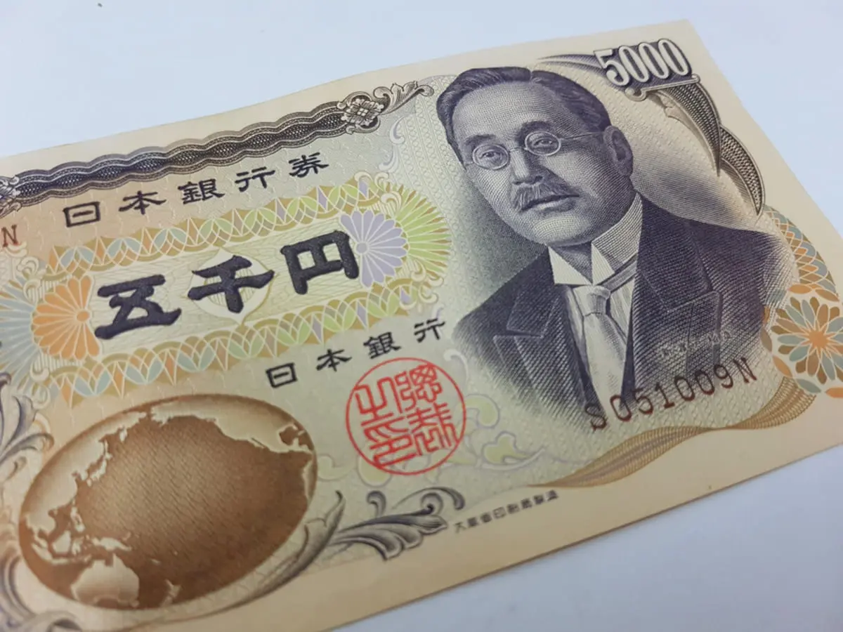 祖母のタンスから「新渡戸稲造」の5000円札が「100万円分」…！ 母は「銀行で新しいお札に交換しなきゃ」と言いますが、そのままでは買い物に使えないのでしょうか？