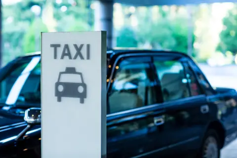 「定年後も年収300万円くらいは稼ぎたい」と、“タクシー運転手”への再就職を考える60代の父。「頑張った分だけ稼げそう」と期待していますが、実際の年収はどれくらいなのでしょうか？