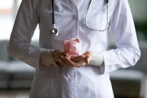 高額療養費制度の改正で上限が引き上げ！ 「年収1000万円」の私でも継続治療を受けていれば制度の対象になりますか？