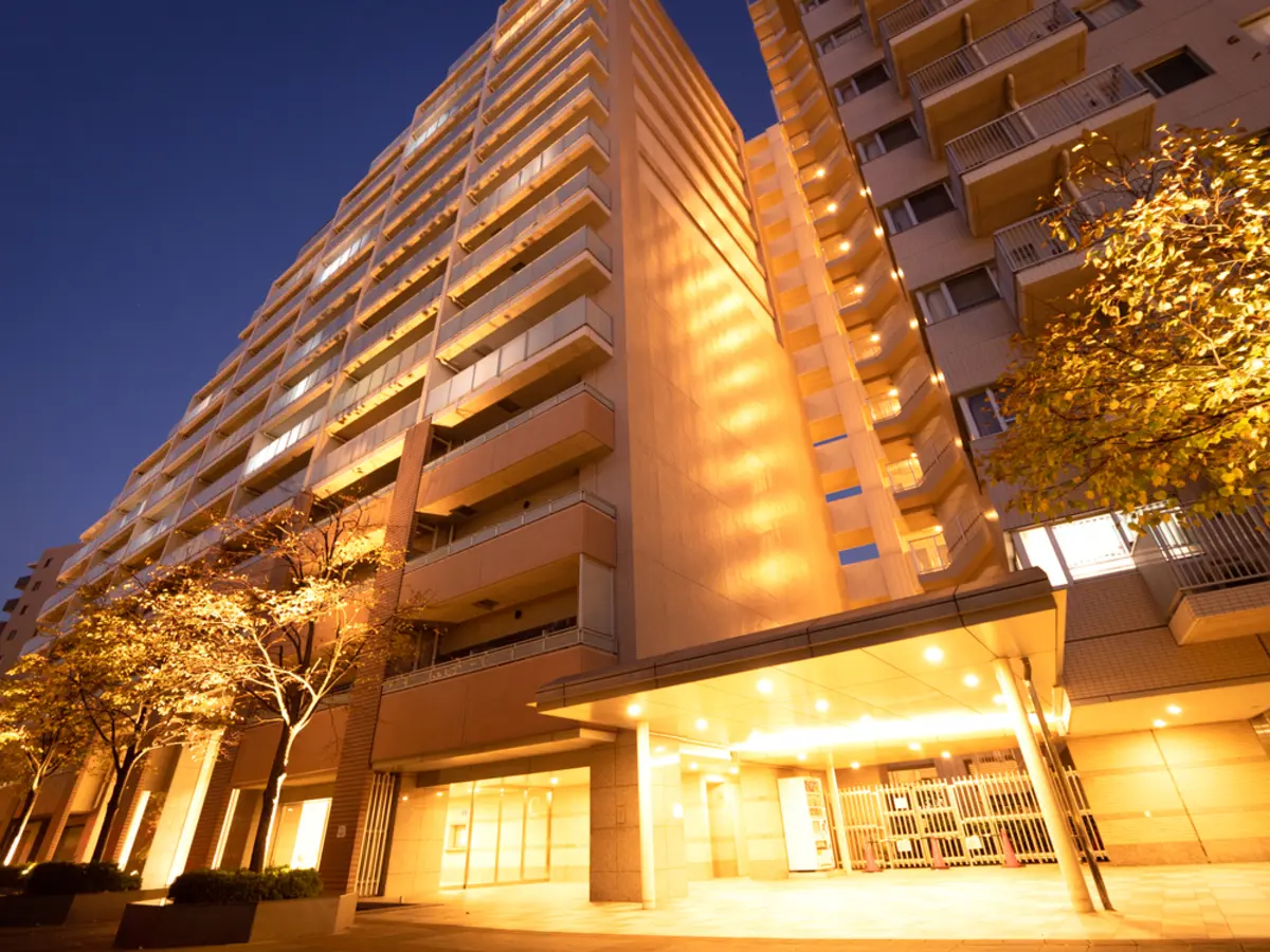 マンションの隣室が「民泊」になり、夜遅くまで旅行客の声が聞こえるようになりました。管理費を同じように払っていても、住民側が我慢するしかないのでしょうか？