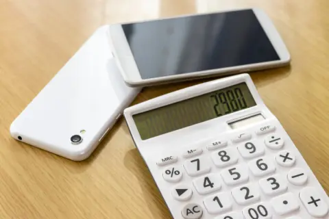 「12万円」のスマホを24回払いで購入しました。まだ10回分残っていますが、新しい機種へ変更すると残りの端末代はどうなるのでしょうか？