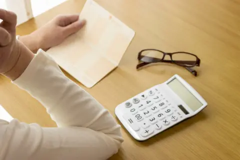 夫の死後、年金「月15万円」の受け取り口座を息子に管理してもらっています。友人は「家族でも任せきりは危ない」と心配しますが、このまま管理を任せても大丈夫なのでしょうか？