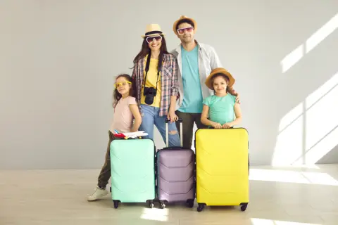 家族4人で東京から大阪へ旅行。「のぞみは高いから、こだまで節約しよう」と夫は言いますが、往復ならいくら安くなる？ 片道「約4時間」かける価値はあるのでしょうか？