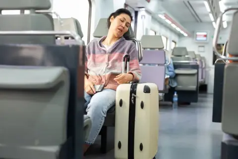 新幹線「名古屋」で降りるはずが“寝過ごし”て、気づけば「京都」に！ 戻ると“運賃5000円”ほどかかるけど、追加料金の支払いは必要？ 事情を話せば“無料で戻る”ことはできるでしょうか？