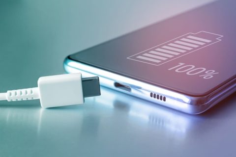 母はスマホの充電が「100％」になっても、朝まで充電器につないだままです。バッテリーの寿命が短くならないのでしょうか？