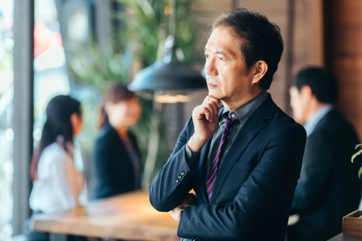 定年退職した父は貯金「2000万円」あるのに、「減らしたくないから」と再就職を検討中。母は「年金があるなら働かなくてもいい」と言いますが、仕事を辞めて暮らすと貯金は何年でなくなるのでしょうか？