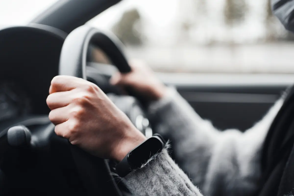 数年ぶりなので“慎重に運転”してたら、夫に「速度が遅すぎるのも違反だよ」と言われました。時速30kmほどですが、高速だと「罰金6000円」って本当ですか？ 法定最低速度を確認