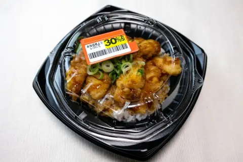 スーパーで「半額シール」が貼られる直前の商品をカゴに入れました。店員さんに「これにも貼ってもらえますか？」とお願いするのは非常識なのでしょうか？