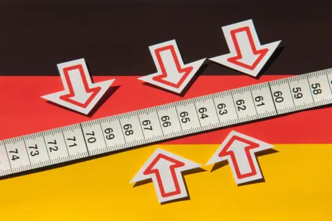 50代夫婦、貯金は「2000万円」ありますが退職金は期待できません。夫は「老後2000万円問題はクリアした」と安心していますが、退職金なしでも老後資金は十分なのでしょうか？