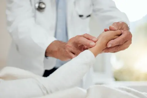 80代の母に“介護保険負担割合証”が届き、自己負担「月5万円→10万円」と倍になっててビックリ！ 収入は「年金7万円」のままなのに、なぜ割合が“1割→2割”に変わったのでしょうか？ 注意点を確認