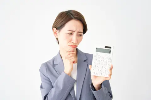 給料“額面45万円”なら、年金保険料「月4万円×40年＝計2000万円」の支払い。それなのに夫婦で「年金23万円」だけ！ さらに「老後資金1500万円足りないから自分で用意しろ」の理不尽…年金額はどう決まる？