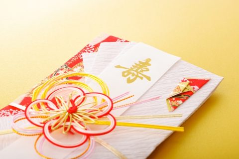 友人の結婚祝いについて、仲間から「全員3万円で統一しよう」と言われました。収入や関係性が違っても、ご祝儀の金額まで合わせる必要があるのでしょうか？