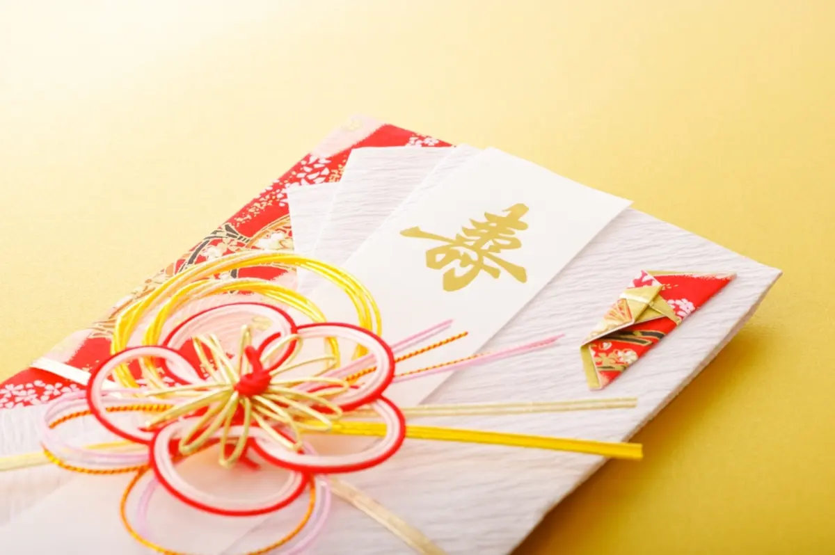 友人の結婚祝いについて、仲間から「全員3万円で統一しよう」と言われました。収入や関係性が違っても、ご祝儀の金額まで合わせる必要があるのでしょうか？