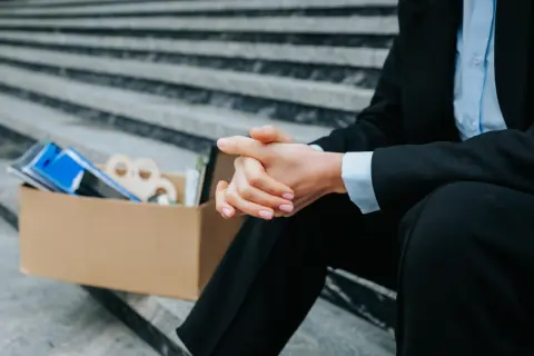 入社10ヶ月で“転職”を決意！ 会社が「中退共で毎月5000円」積み立ててたのに、先輩に「勤続1年未満だと1円も出ない」と言われショック…「計5万円」は本当に“掛け捨て”に？ 例外になるケースも確認