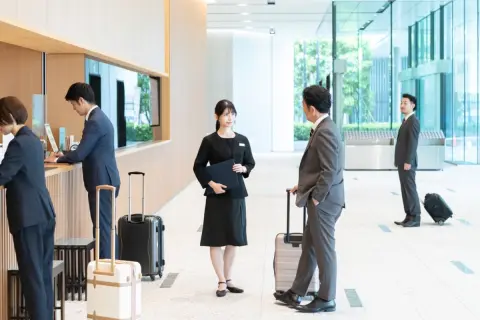 旅行でホテルに“1時間早めに”着いたら「アーリーチェックイン2000円です」と請求された！ 他のホテルは“無料”だったのですが、掃除も終わってる時間ですよね？ そんなに料金がかかるのでしょうか？