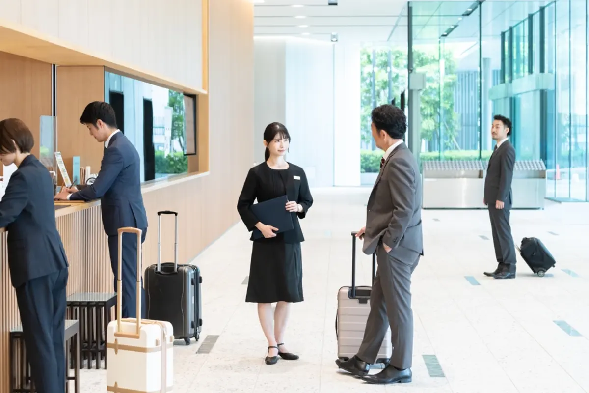旅行でホテルに“1時間早めに”着いたら「アーリーチェックイン2000円です」と請求された！ 他のホテルは“無料”だったのですが、掃除も終わってる時間ですよね？ そんなに料金がかかるのでしょうか？