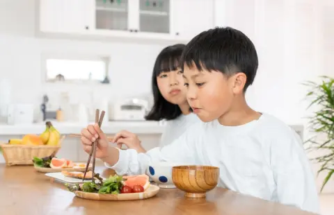 夏休み明け、息子から「友だちの家で何度も夕食まで食べていた」と聞いてびっくり！ 相手の家庭へ今からでも食事代やお礼を渡したほうがよいのでしょうか？