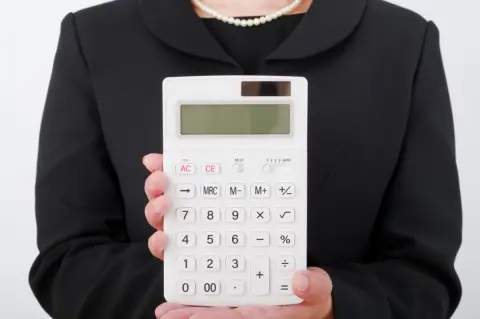 15歳年上の夫は70代、妻の私は50代です。夫の年金「月20万円」で暮らしていますが、先立たれた場合、今と同じ生活水準を保てるのか心配です…。“遺族年金”はどのくらい受け取れるのでしょうか？