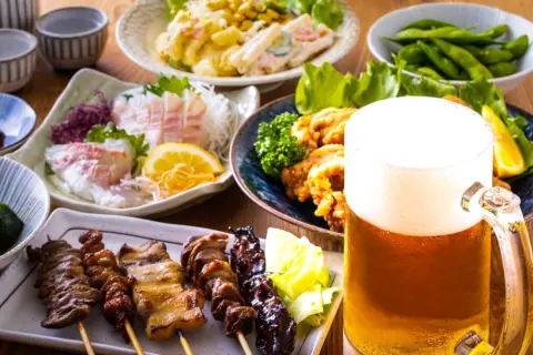 旅行先で友人3人と居酒屋へ。会計を見ると、注文していない「お通し500円」が4人分、計「2000円」加算されていてビックリ！ 事前説明がなくても支払う必要はあるのでしょうか？