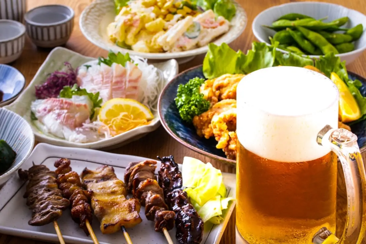 旅行先で友人3人と居酒屋へ。会計を見ると、注文していない「お通し500円」が4人分、計「2000円」加算されていてビックリ！ 事前説明がなくても支払う必要はあるのでしょうか？