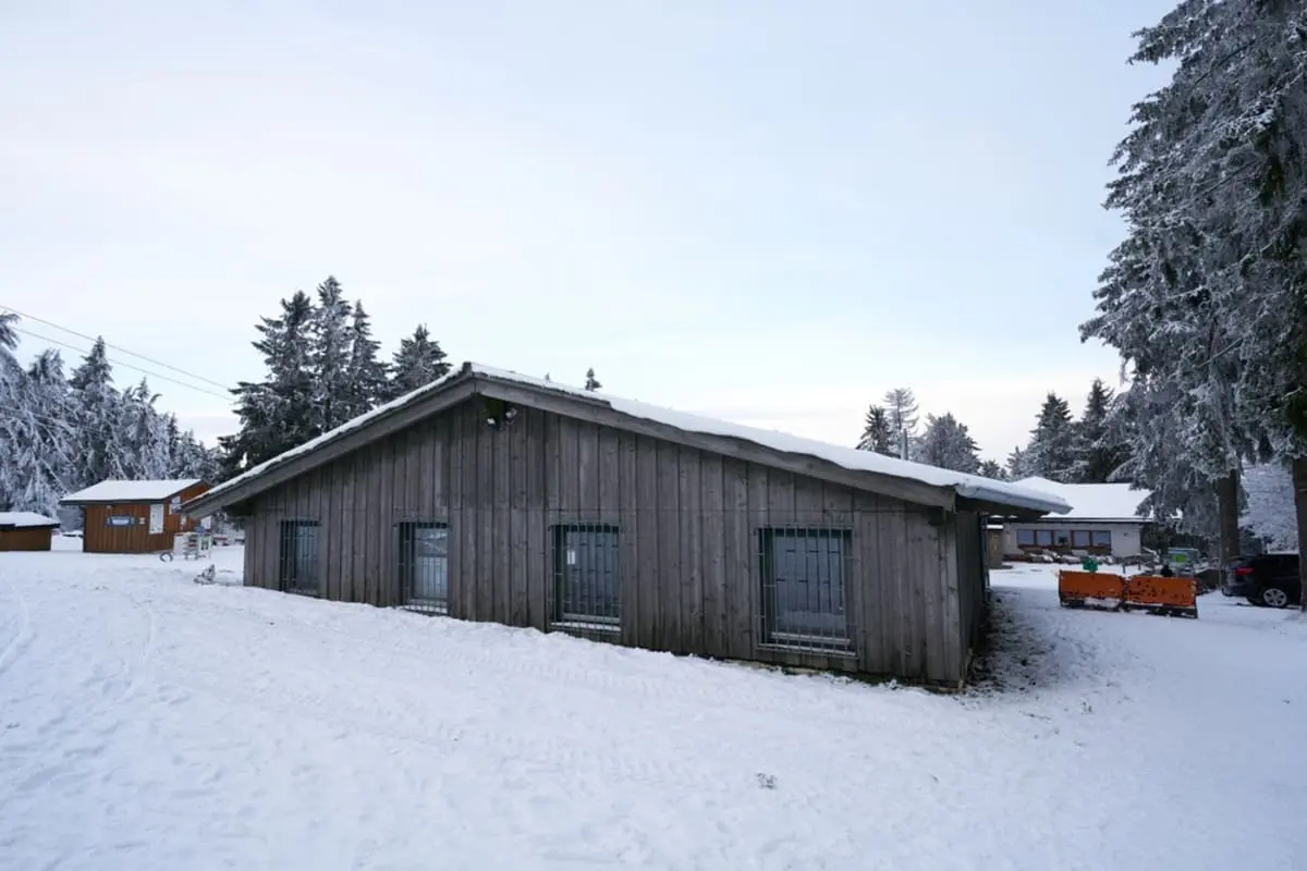 地方移住で空き家を買ったところ、冬になると毎朝のように雪かきが必要でした。家は安く買えましたが、除雪道具や業者代まで考えると維持費はかなりかかるのでしょうか？