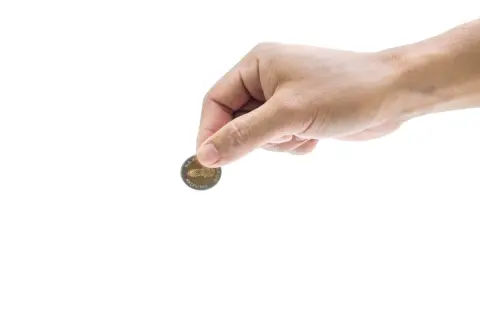 駅で「財布をなくしたので300円貸してください」と言われ、お金を渡して感謝された！ いい気分で同僚に話したら「そういう詐欺だよ」と言われショック…本当に困ってそうだったのに“詐欺”なんですか？