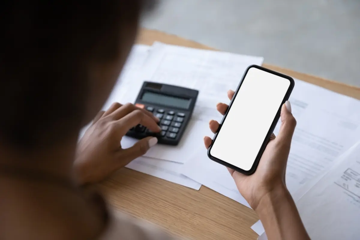 スマホ料金の明細を見て、夫婦2人で年間「18万円」も払っていることに驚き！ 夫は「月1万5000円なら普通でしょ」と言いますが、50代夫婦のスマホ代としては高いのでしょうか？