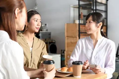 ママ友にスタバで「レシート頂戴」と言われ渡したら、コーヒーを「2杯目価格の150円」で買っていて衝撃！ 私は「495円払った」ので納得いかないのですが、他人が使って問題ないのでしょうか？ 利用方法を確認