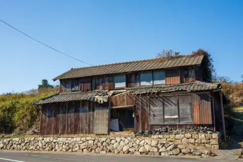 地方移住を考えて「300万円」の空き家を見に行ったら、屋根や水回りの修繕が必要と言われました。物件価格が安くても、結局は新築より高くつくことがあるのでしょうか？