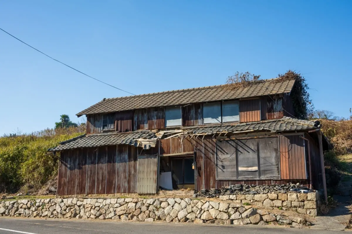 地方移住を考えて「300万円」の空き家を見に行ったら、屋根や水回りの修繕が必要と言われました。物件価格が安くても、結局は新築より高くつくことがあるのでしょうか？