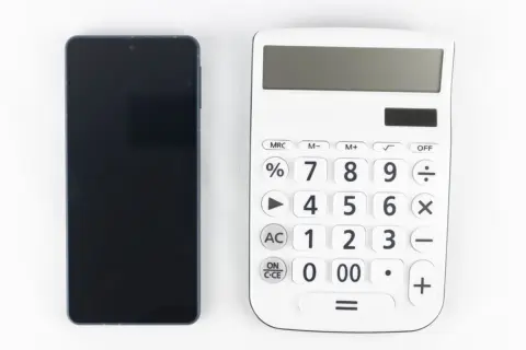 夫が“団信なし”の「国の教育ローン200万円」を残し死亡…相続放棄したいのに「iPhone10万円の端末代」もあり、解約すると「相続放棄できなくなる」と聞き困惑…“使わない端末代”は支払う必要がある？