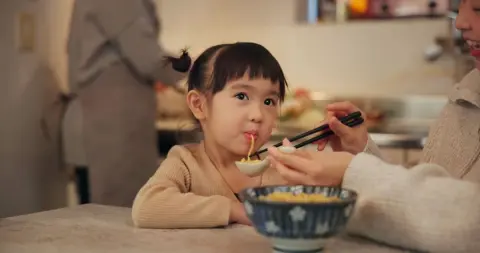 5歳の娘と“ラーメン屋”で「1200円の大盛り」を注文しシェアの予定が「1人1杯頼んで」と言われた…子どもが“並だと残してしまう”のですが、子どもも「1人1杯ルール」に従うべきでしょうか？