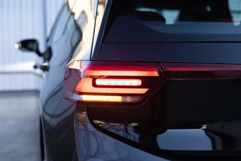 運転免許取得後「ウインカーを出さない車」の多さにビックリ！「教習所で厳しく言われた」のに、実際“そこまで重視されない”のですか？「ウインカーを出す＝格好悪い」？ なぜ“出さない車”がいるのか