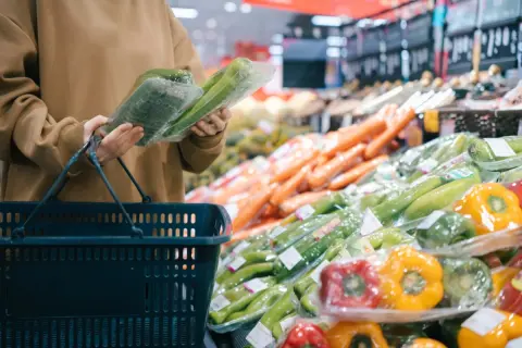 スーパーに行ったら同じ商品が値引きされていたのに、妻は定価の商品を選びました。「味や品質が違う」とのことですが、定価の商品を選び続けると年間の食費はだいぶ変わってきますよね？